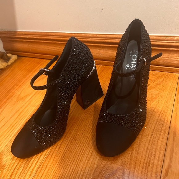 Chanel black heels - Picture 1 of 7